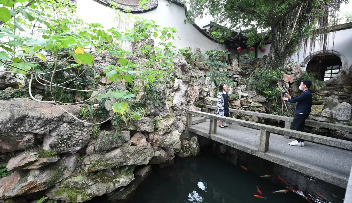 Para staf melakukan siaran langsung daring (livestreaming) melalui ponsel di taman Furong di sebuah kawasan sejarah dan budaya di Fuzhou, Provinsi Fujian, China tenggara, (19/5/2020). (Xinhua/Lin Shanchuan)