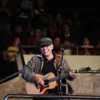 Iwan mengakui sempat menemui dan berdiskusi dengan Abraham dan Bambang pada beberapa waktu lalu lantaran kurang mengerti soal korupsi, namun di sisi lain ia kesal korupsi di Indonesia semakin menjadi-jadi. (Nurwahyunan/Bintang.com)