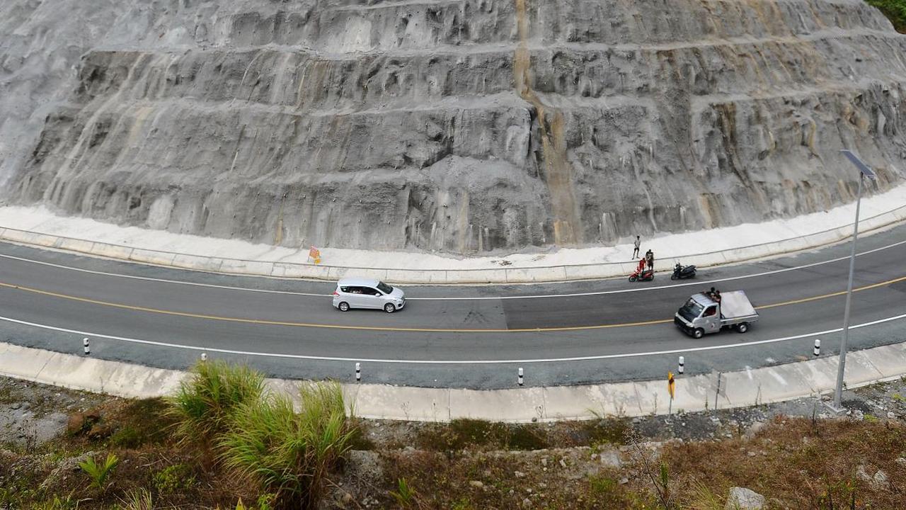 Panorama Jalur Pantai Selatan atau Jalan Lintas Selatan (JLS) Tulungagung - Trenggalek dengan keindahan pantai-pantainya di Watulimo menjadi destinasi baru yang wajib dikunjungi bagi wisatawan.