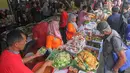 Menjelang waktu berbuka puasa, kawasan yang dikenal sebagai Benhil itu ramai dikunjungi masyarakat dari berbagai penjuru ibu kota. Tampak dalam foto, aktivitas jual beli di Pasar Takjil Ramadan, Bendungan Hilir (Benhil), Jakarta, Senin (23/2/2026). (merdeka.com/Arie Basuki)