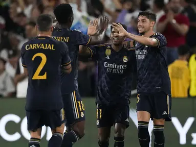 Real Madrid sukses mengalahkan AC Milan dengan skor 3-2 dalam laga pramusim 2023/2024 bertajuk Soccer Champions Tour 2023 di Rose Bowl Stadium, Pasadena, California, Senin (24/7/2023) pagi WIB. Sejatinya AC Milan sempat unggul dua gol terlebih dahulu di babak pertama, namun Los Blancos melakukan comeback gemilang di babak kedua dengan mencetak tiga gol untuk memenangkan pertandingan. Dua gol AC Milan dicetak oleh Fikayo Tomori pada menit ke-25 dan Luka Romero pada menit ke-42. Sementara tiga gol Real Madrid dilesakkan melalui brace Federico Valverde pada menit ke-57 dan 59, ditambah gol dari Vinicius Junior pada menit ke-84. (AP Photo/Ashley Landis)