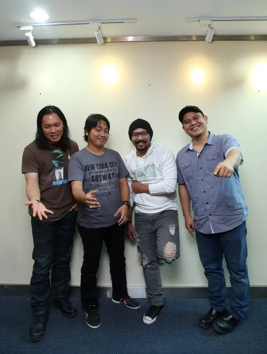 Beranggotakan Fadly (vokal), Piyu (gitar), Ari (gitar), Rindra (bas), dan Yoyok (drum), album-album PADI terbilang cukup sukses menembus pasar musik Indonesia. (Nurwahyunan/Bintang.com)