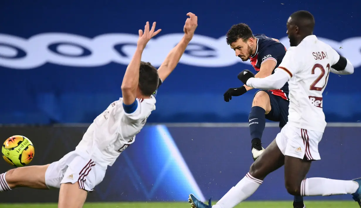 Gelandang Paris Saint-Germain, Pablo Sarabia (tengah), melepaskan tendangan dalam laga lanjutan Liga Prancis 2020/21 melawan Bordeaux di Parc de Princes Stadium, Sabtu (28/11/2020) waktu setempat. Hasil akhir PSG dan Bordeaux bermain imbang 2-2. (AFP/Franck Fife).