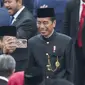 Presiden Joko Widodo (kanan) berswafoto dengan para legislator usai Sidang Tahunan MPR dan Sidang Bersama DPR - DPD Tahun 2024 di Gedung Nusantara, kompleks Parlemen, Senayan, Jakarta, Jumat (16/8/2024).  (AP Photo/Tatan Syuflana, Pool)