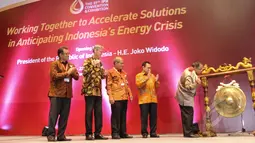 Menko Kemaritiman Indroyono Soesilo (kanan) memukul gong sebagai tanda pembukaan The Indonesian Petroleum Association Convention and Exhibition (IPA Convex) ke-39 di JCC Senayan, Rabu (20/5). (Liputan6.com/Faizal Fanani)