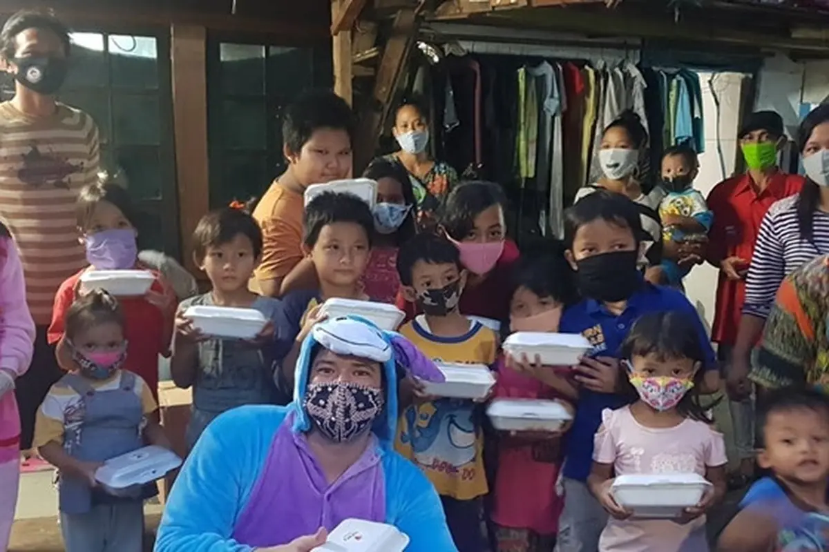 6 Potret Zack Lee dan Anaknya Bagi Makanan Gratis Pakai Kostum Lucu, Curi Perhatian