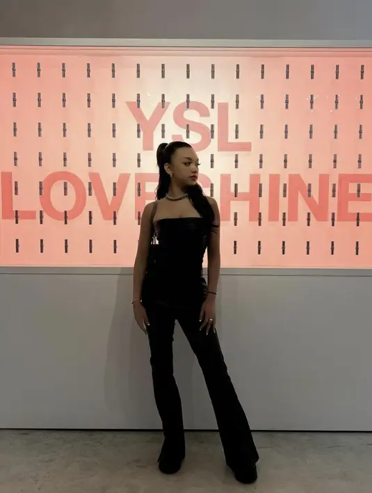 Detail pemanis seperti kalung silver, cincin-cincin, hingga anting, juga memiliki peran pada gaya keren Naura. [Foto: Instagram/ Naura Ayu]