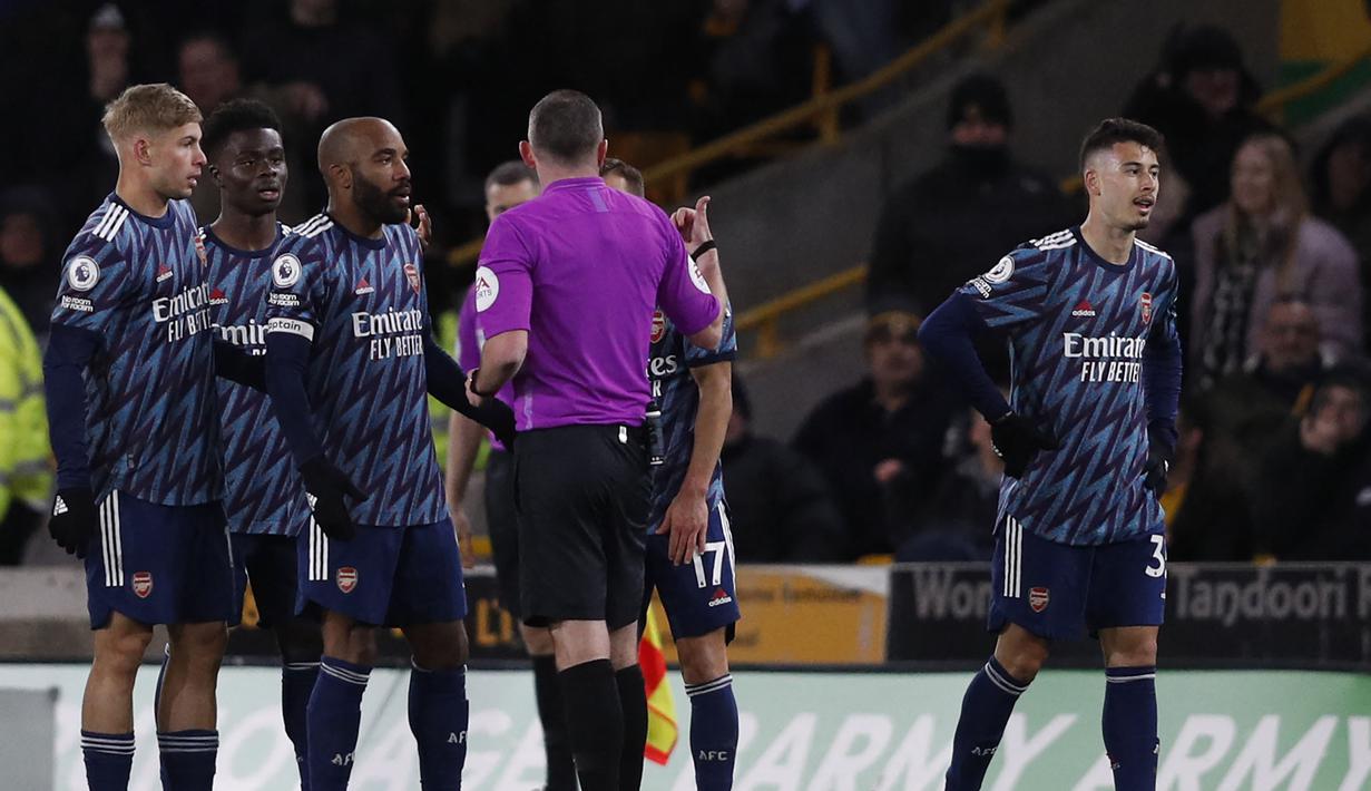 Puncaknya pada menit ke-70. Arsenal harus bermain dengan 10 orang usai Gabriel Martinelli (kanan) diganjar kartu merah oleh wasit akibat akumulasi dua kartu kuning. (AFP/Adrian Dennis)