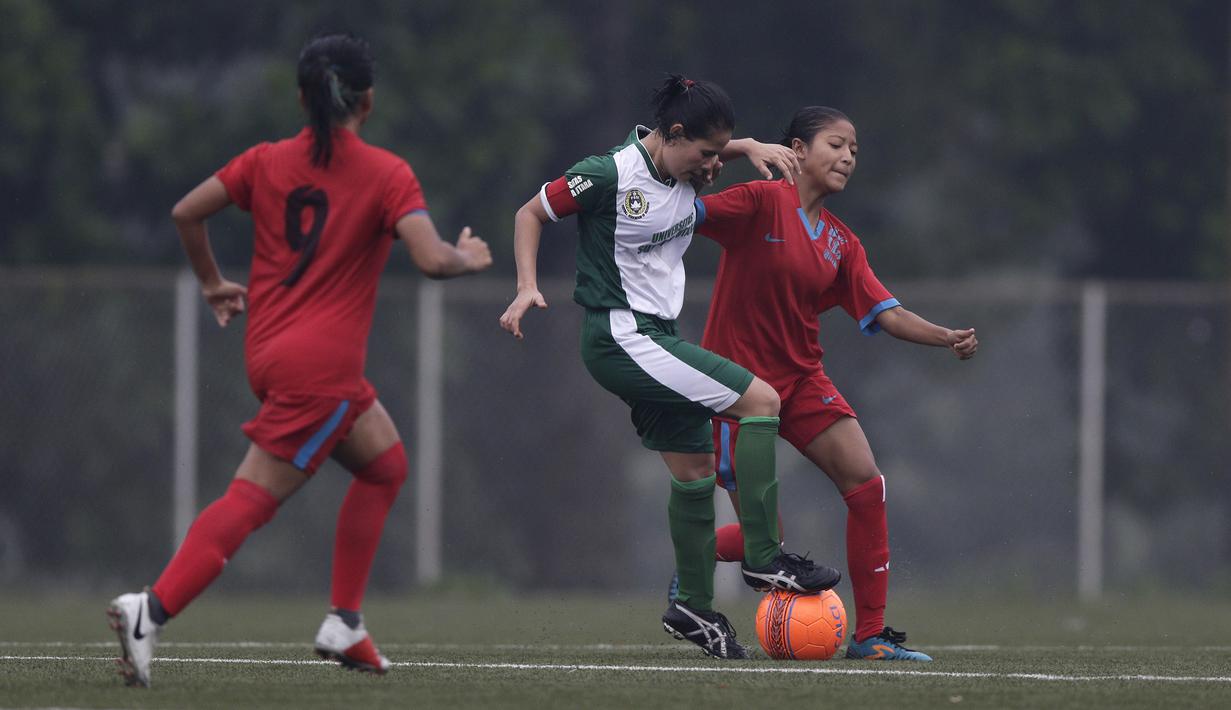 Gelandang Bangka Belitung, Safira Ika, berusaha merebut bola saat melawan Sumatera Utara pada laga Piala Pertiwi 2019 di Lapangan NYTC, Sawangan, Rabu (24/4). Babel unggul 5-0 atas Sumut. (Bola.com/Yoppy Renato)
