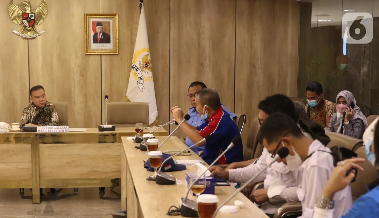 Wakil Ketua DPR Sufmi Dasco Ahmad menerima perwakilan buruh Konfederasi Serikat Pekerja Seluruh Indonesia (KSPSI) di Senayan, Jakarta, Rabu (23/3/2022). Buruh memberikan tuntutan, salah satunya menolak Revisi UU 12/2011 tentang pembentukan Peraturan Perundang-undangan. (Liputan6.com/Angga Yuniar)