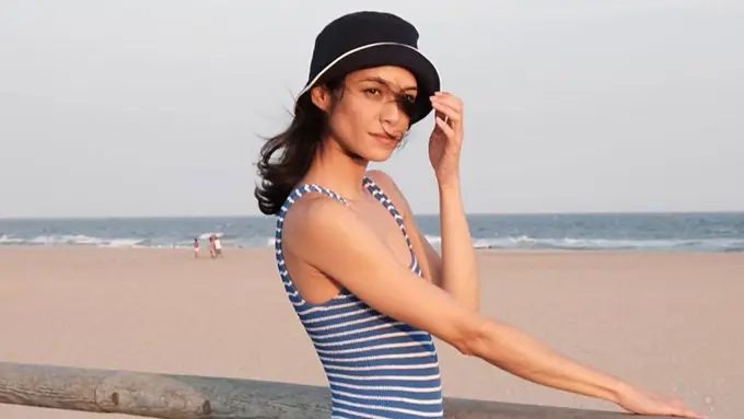 Tampil Gaya dengan Bucket Hat, Ini Potret Mariana Renata Bintang Film Janji Joni