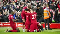 Para pemain Liverpool merayakan gol ke gawang Manchester United (MU)&nbsp;dalam lanjutan Liga Inggris 2022/2023, Minggu (5/3/2023) malam di Stadion Anfield. (AP Photo/Jon Super)