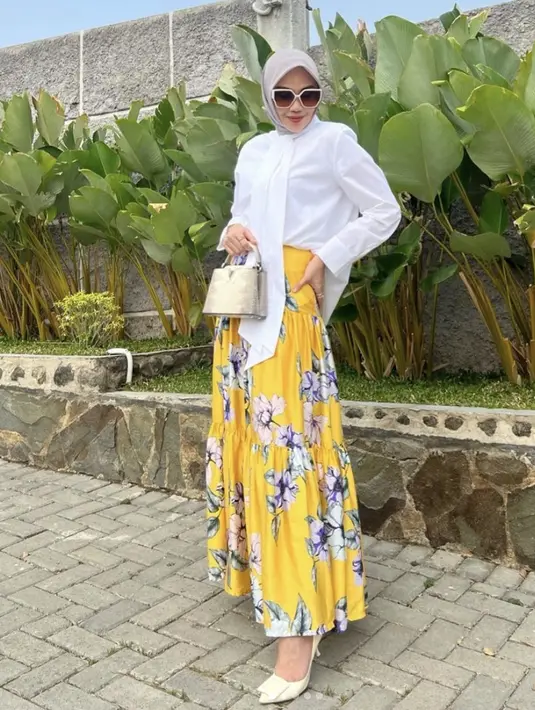 Tambahkan warna pada gaya dengan hadirkan motif floral. Tak hanya pemilihan warna yang menyegarkan akan jadi penyempurna tampilan untuk gaya makin optimal.  [Foto: Instagram/ Dsaks]