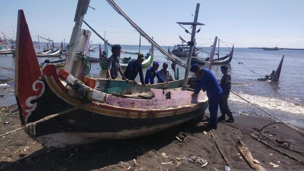 Gelombang Tinggi Hantam Perahu Nelayan Rusak Situbondo, Kerugian Puluhan Juta Rupiah