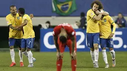 Selebrasi pemain Brasil, David Luiz (kanan) dan Dani Alves setelah Neymar mencetak gol ke gawang Peru di Copa America 2015. (AP/Silvia Izquierdo)