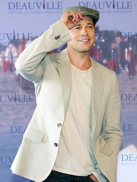 Sumber mengatakan, Pitt mendatangi pertemuan dan melakukan sesi terapi di perumahan pribadi. Di mana terdapat sesi pelayanan yang dapat dilakukan secara berkelompok dengan intense dan per individu. (AFP/Bintang.com)