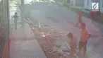 Akibat melewati semen baru jadi yang masih licin, bocah ini kualat hingga terpeleset.