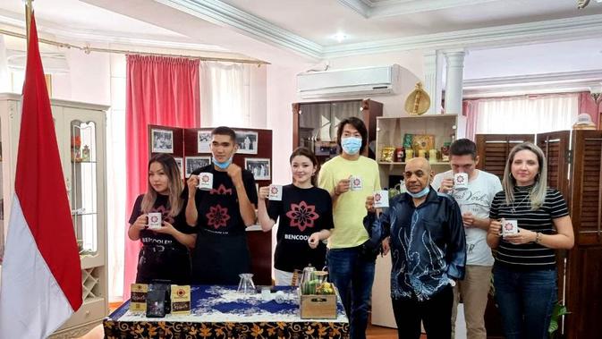 Selebgram Kazakhstan Dayana Asembayeva Nikmati Aroma Khas Kopi Bengkulu - Vimarsana News