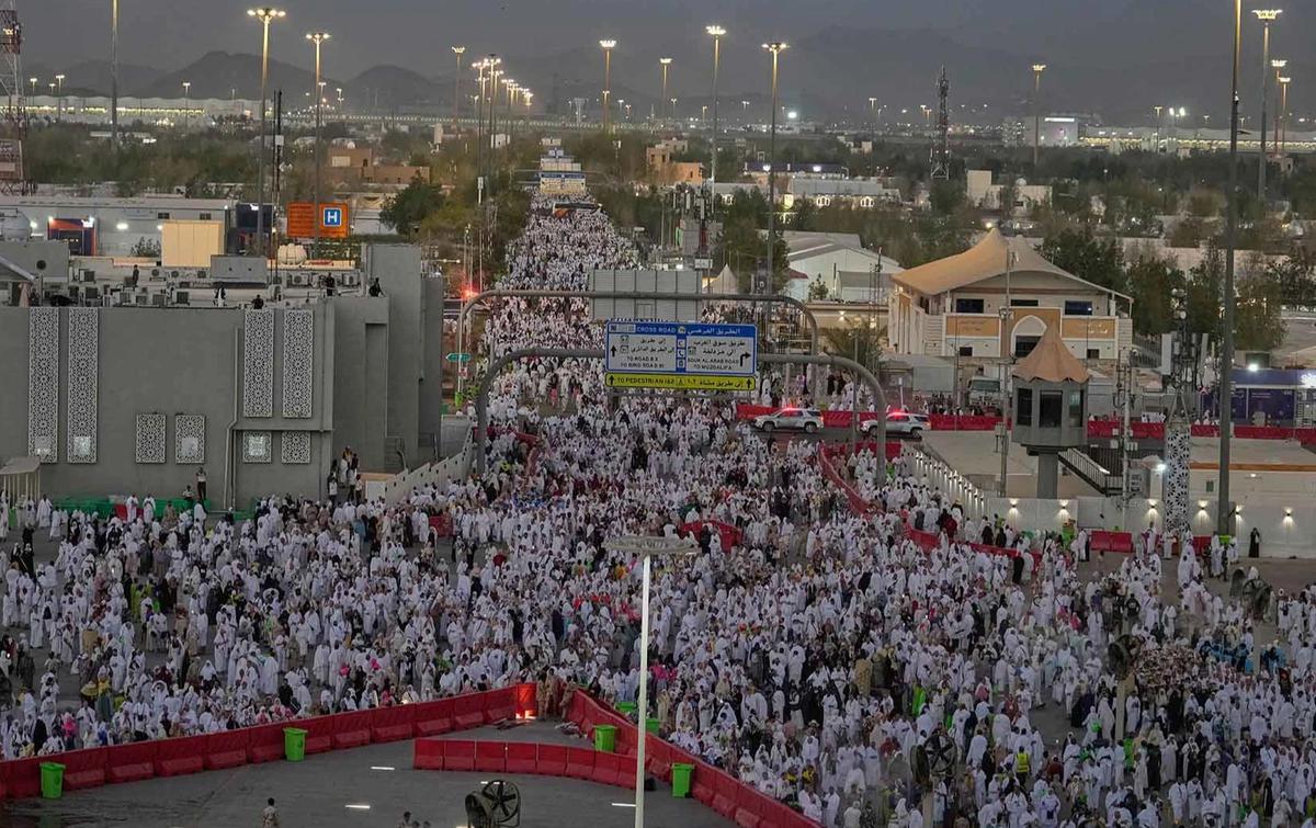 FOTO: Khusyuk Jemaah Haji Berdoa di Jabal Rahmah