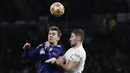 Bek Leeds United Diego Llorente (kiri) berebut bola dengan bek Tottenham Hotspur Ben Davies (kanan) pada pekan ke-12 Liga Inggris di Tottenham Hotspur Stadium, London, Minggu (21/11/2021). Sempat tertinggal, Tottenham Hotspur menumbangkan Leeds United 2-1. (Adrian DENNIS / AFP)