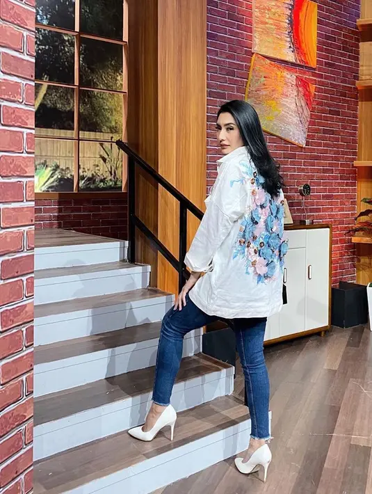 Selama fase PSBB belakangan ini Tyas masih terikat kontrak mengisi acara sahur selama bulan Ramadan. Meskipun begitu, Tyas selalu taat akan protokol PSBB tersebut, seperti jaga jarak dengan orang sekitar dan selalu mengenakan masker. (Instagram/tyasmirasih)