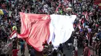 Peserta membentangkan bendera merah putih raksasa pada Karnaval Cinta Budaya NKRI di MH Thamrin, Jakarta, Minggu (20/11). Ribuan peserta yang terdiri dari berbagai elemen membawa dan mengibarkan bendera merah putih. (Liputan6.com/Faizal Fanani)