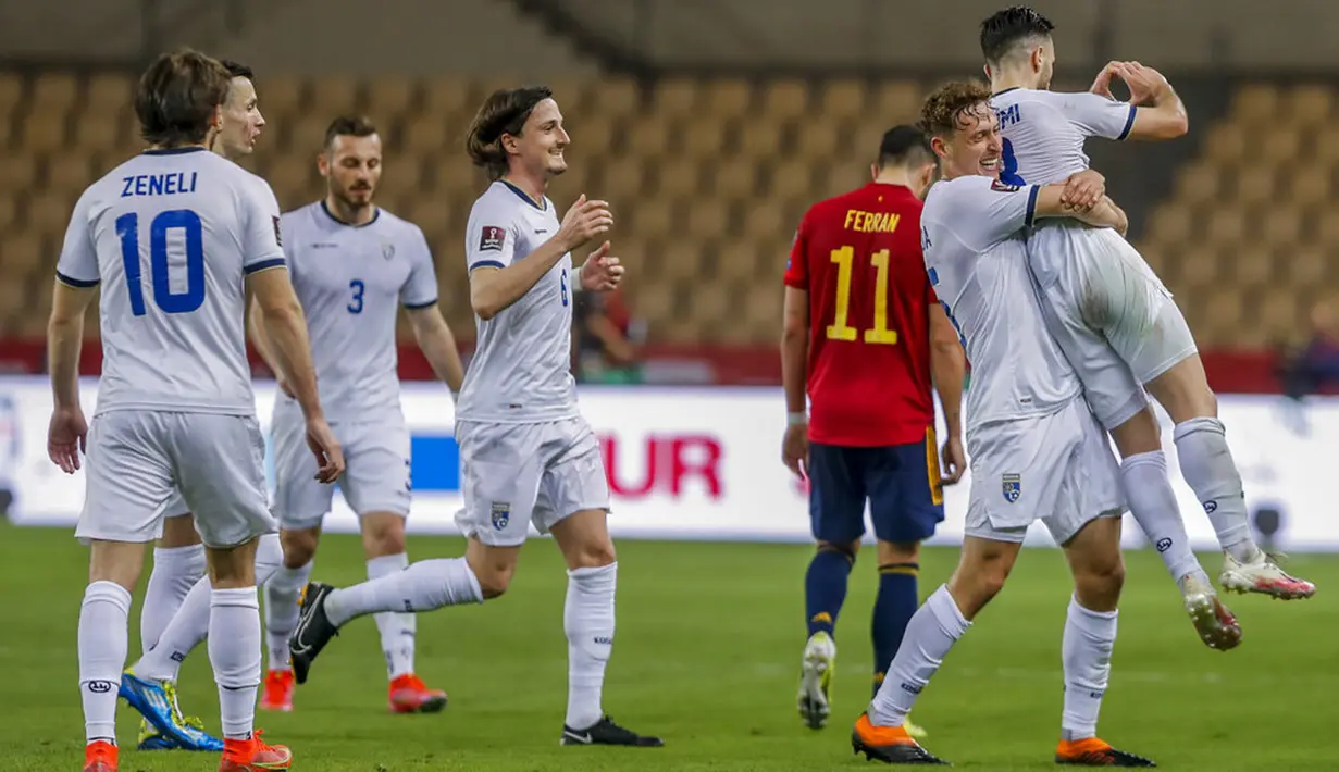 Para pemain Kosovo melakukan selebrasi usai mencetak gol ke gawang Spanyol pada pertandingan Grup B babak kualifikasi Piala Dunia 2022 antara di Stadion La Cartuja, Seville, Spanyol, Rabu (31/3/2021). Spanyol menang 3-1. (AP Photo/Miguel Angel Morenatti)