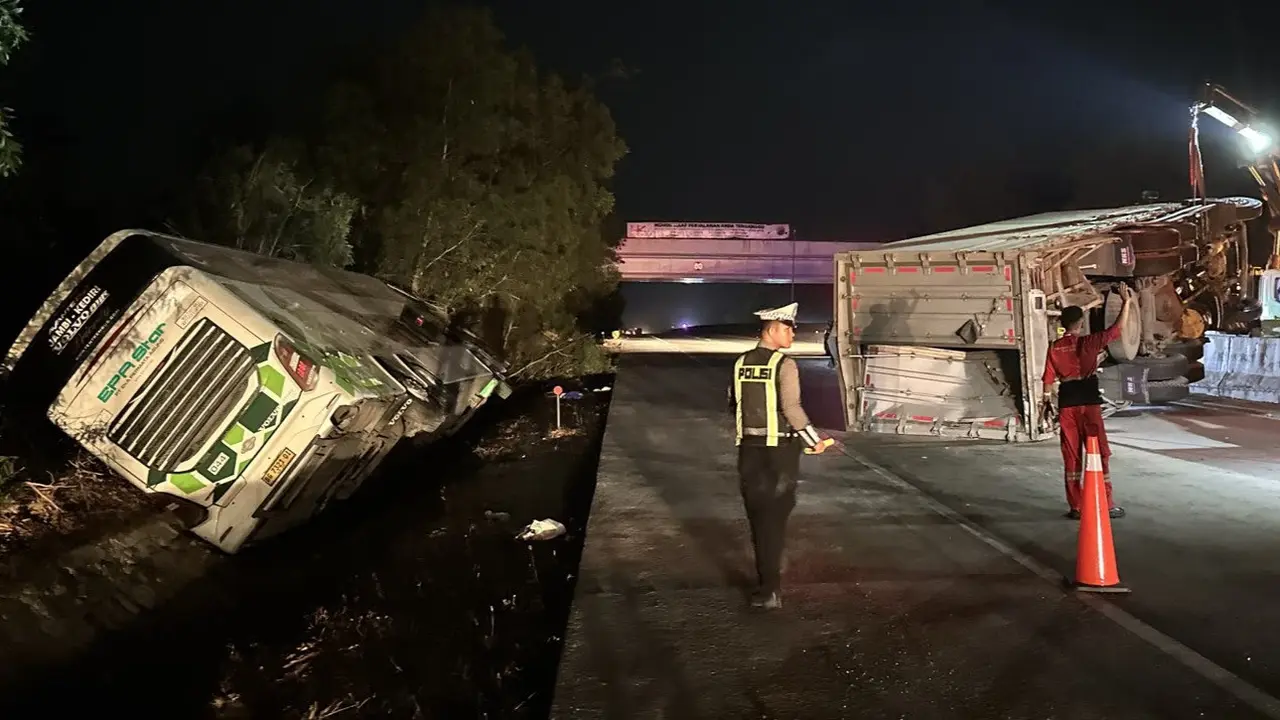 Bus Tabrak Truk Trailer di Tol Terpeka Mesuji, 1 Tewas dan 7 Luka