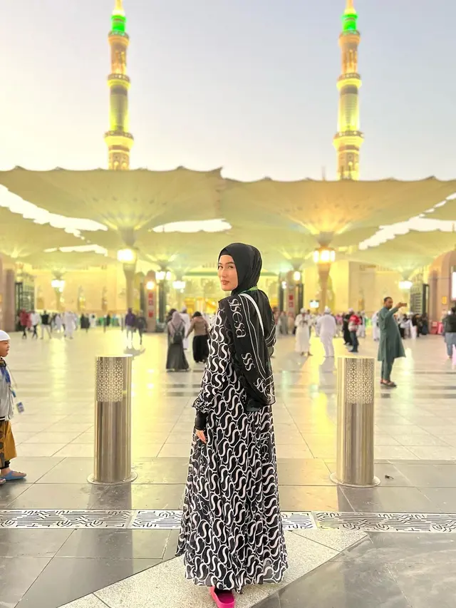 6 Potret Stevie Agnecya Jalani Umrah Pertama Kali Usai Menjadi Mualaf