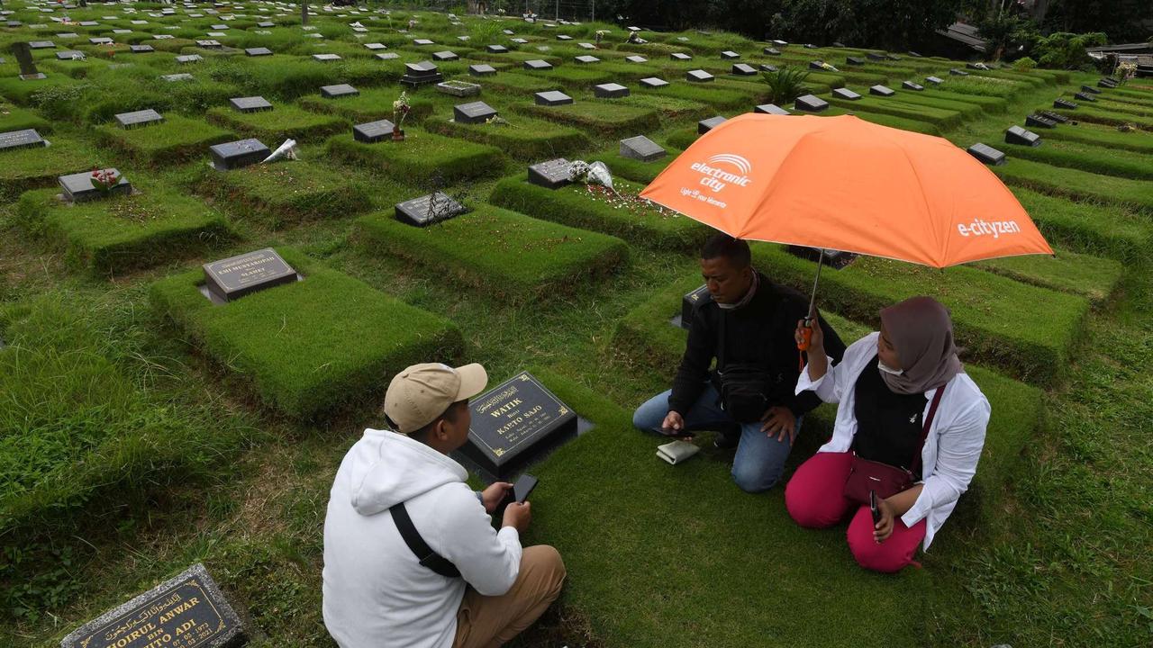 Ziarah kubur di makam khusus korban Covid-19 Srengseng Sawah