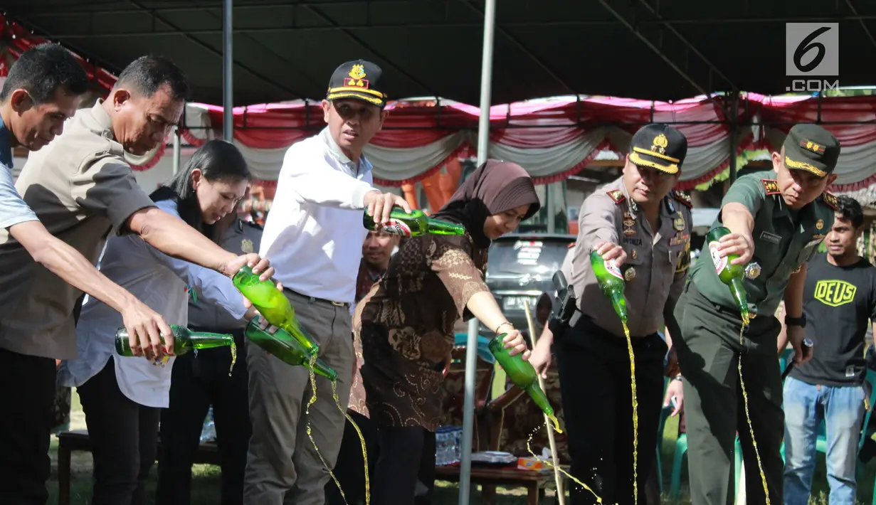 Polisi memusnahkan minuman keras (miras) di Polres Gorontalo, Gorontalo, Jumat (4/1). Miras yang dimusnahkan sebanyak puluhan ribu liter. (Liputan6.com/Arfandi Ibrahim)