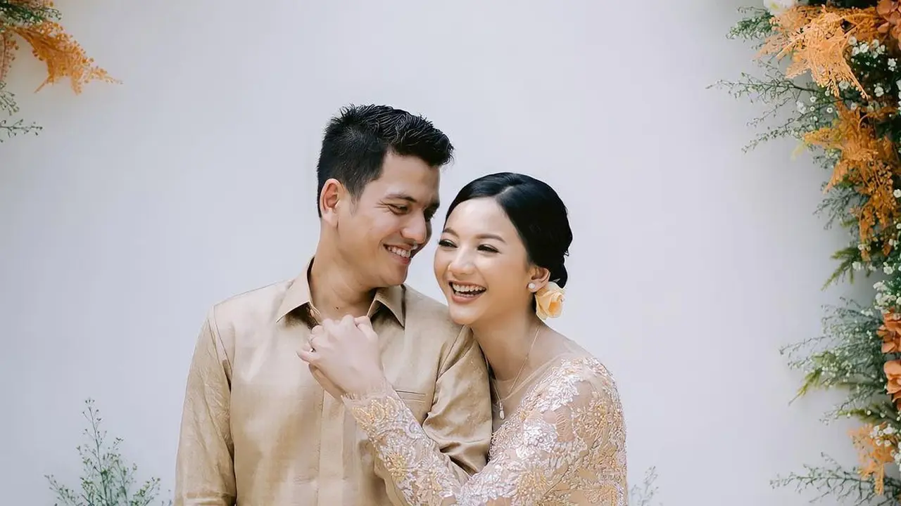 Berawal dari Cinlok, Ini Gaya Glenca Chysara Berkebaya Saat Resmi Dilamar Rendi Jhon