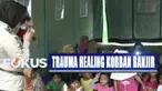 Para polwan ini juga mengajak anak-anak bernyanyi, sehingga mereka sedikit melupakan kesedihan akibat rumahnya dilanda banjir.