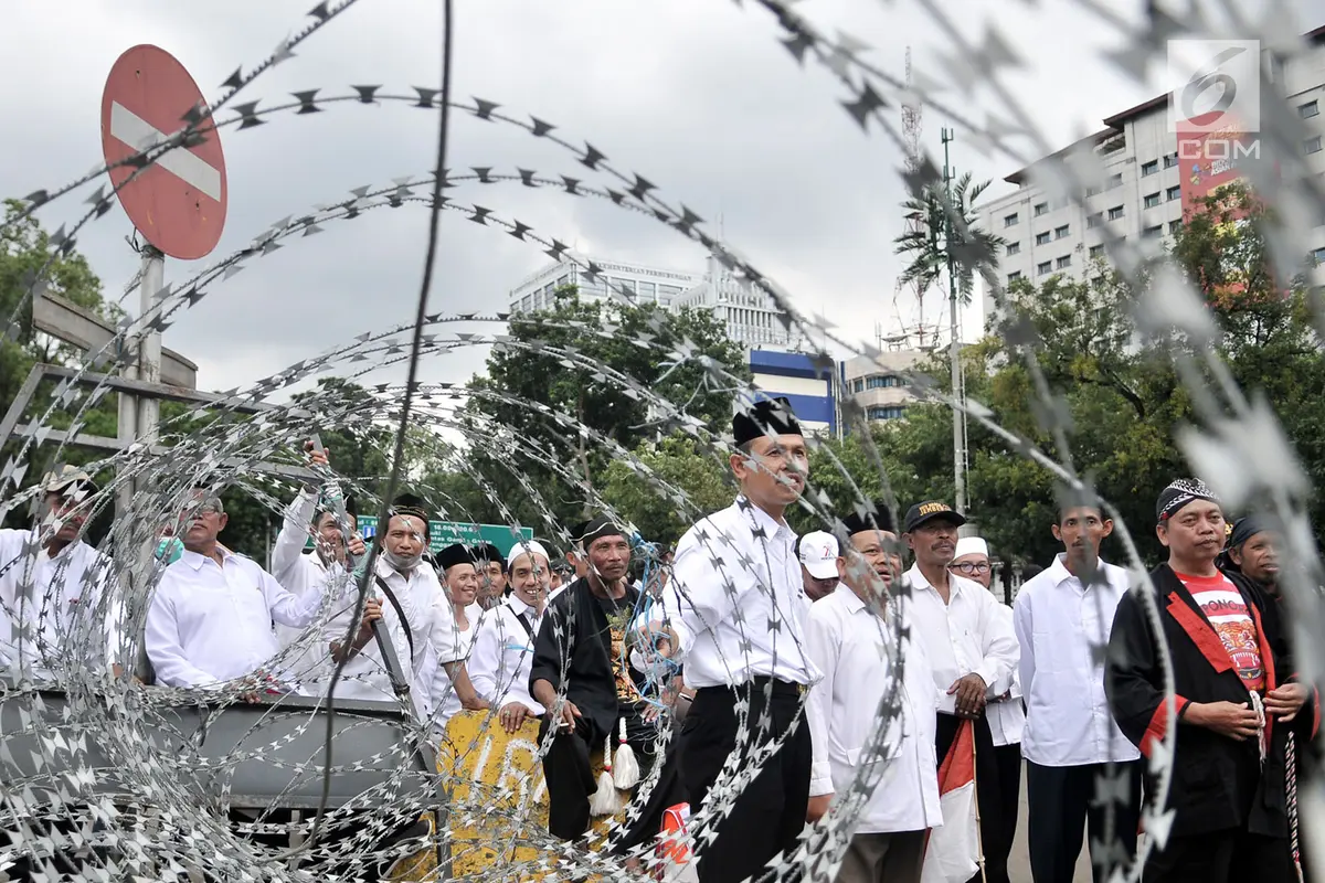 Aksi Menuntut SK PNS di Depan Istana