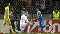 Penyerang sayap Arsenal Theo Walcott merayakan golnya ke gawang BATE dalam laga lanjutan fase Grup H Liga Europa di Borisov Arena, Jumat (29/9/2017).  (AP Photo/Sergei Grits)