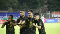 Jersey hitam yang digunakan Persebaya saat mengalahkan Bali United di BRI Liga 1. (Maheswara Putra/Bola.com)