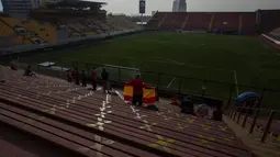 Penggemar klub Union Española menunggu dimulainya pertandingan di stadion Santa Laura, di Santiago, Chile, Sabtu (14/8/2021). Setelah lebih dari satu tahun lockdown, penggemar diizinkan kembali ke stadion pada akhir pekan ini di tengah protokol kesehatan dan jarak sosial ketat. (AP/Esteban Felix)