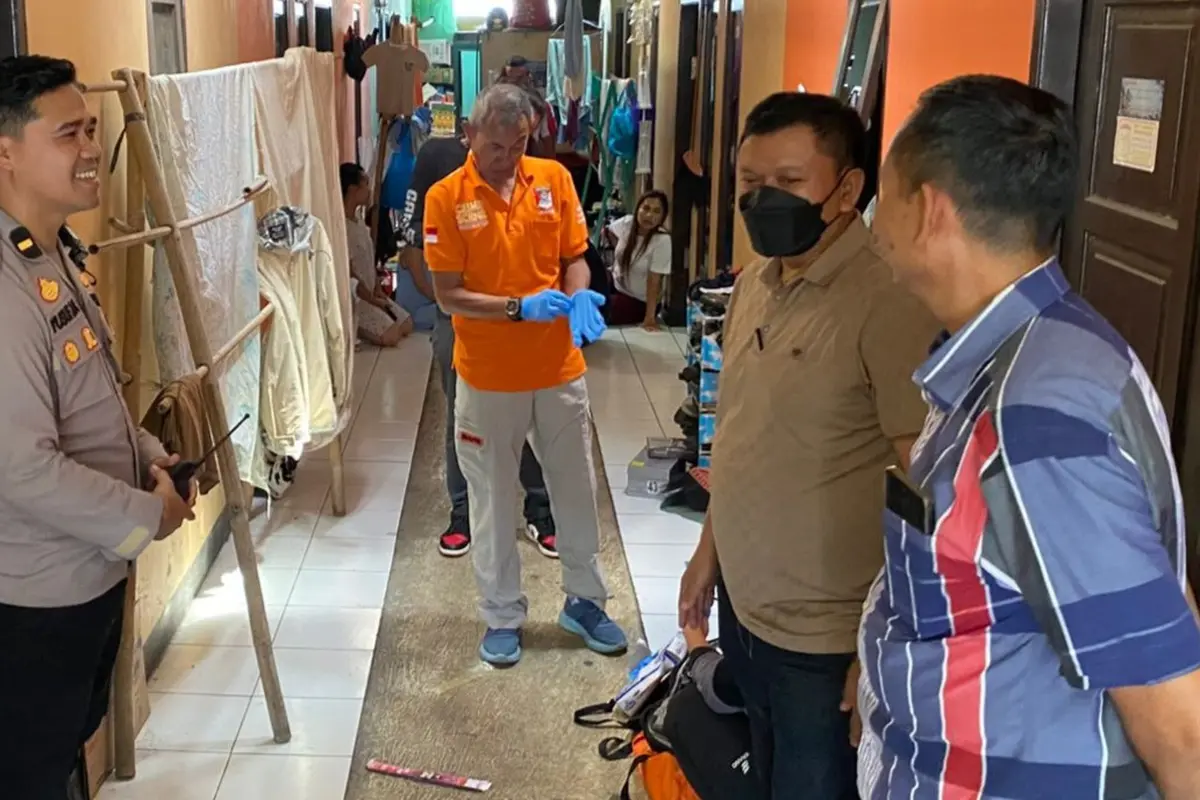Polres Sukabumi Kota sedang melakukan olah TKP terkait penemuan jasad seorang pria lansia di sebuah rumah kontrakan.