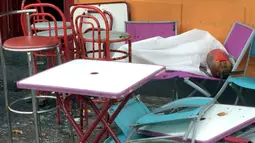 Sejumlah Meja dan kursi berada luar bar usai ledakan di Rouen, Prancis, (6/8). Pihak kepolisian Prancis mengungkapkan, ledakan tersebut tidak disengaja alias kecelakaan. (REUTERS/Clotaire Achi)