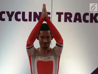 Pebalap sepeda Indonesia, M. Fadli Imammuddin berselebrasi usai meraih emas pada nomor 4000 meter individual pursuit C4 (tunadaksa) di Jakarta Internasional Velodrome Rawamangun, Jakarta Timur, Jumat (12/10). (Merdeka.com/Imam Buhori)