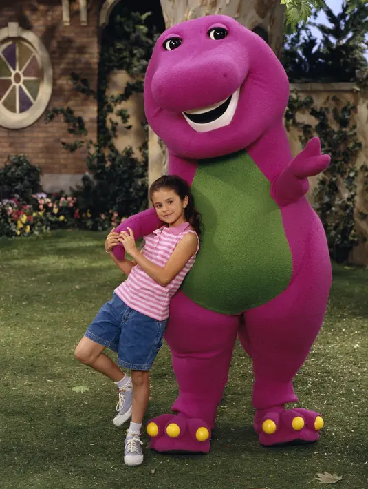 Pada tahu 2001, ia berakting di Barney & Friends lalu kembali muncul di Spy Kids dan The Muppets. (instagram/selenagomez)