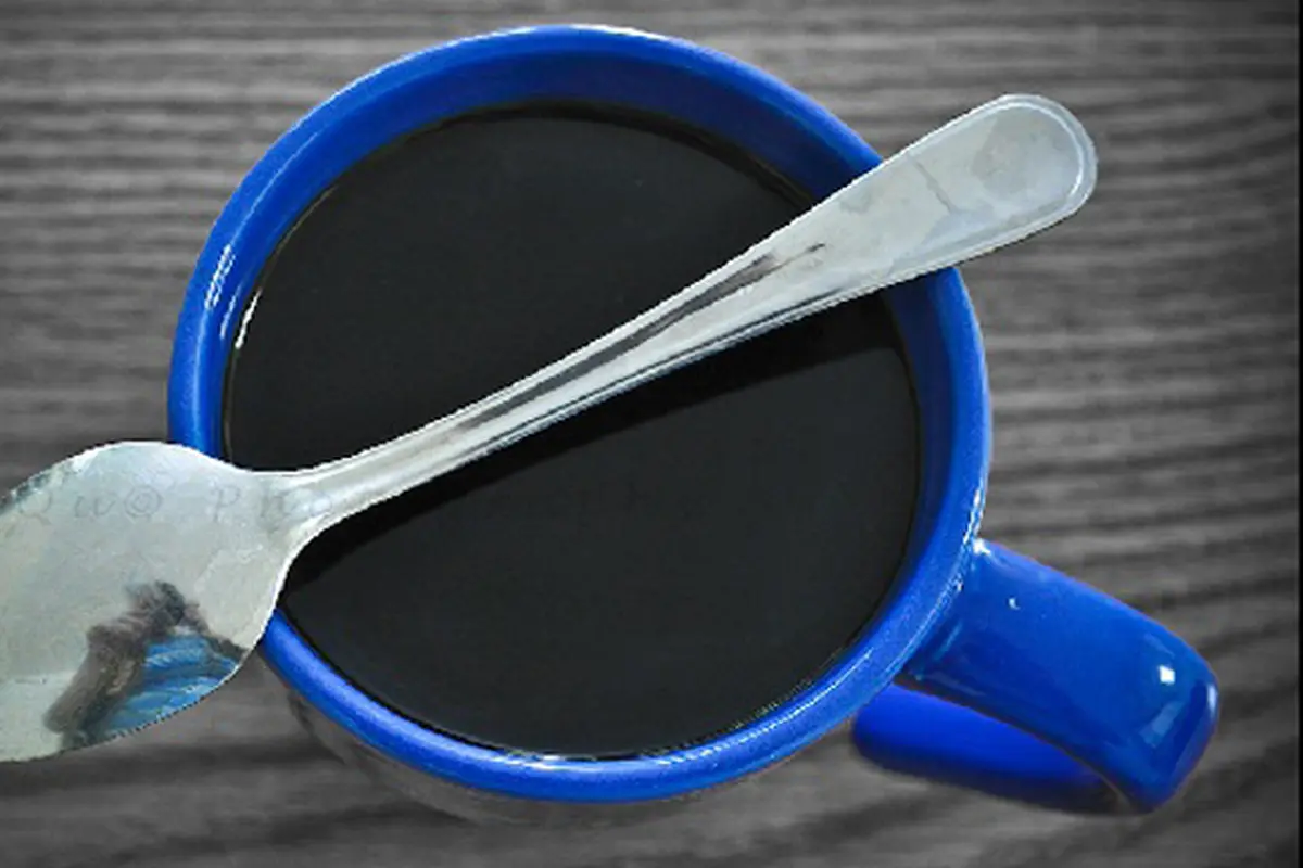 Rahasia di Balik Minum Kopi di Cangkir Warna Biru