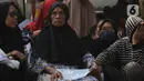 Untuk pengambilan bantuan warga diminta membawa Kartu Keluarga (KK) dan KTP. (merdeka.com/Imam Buhori)
