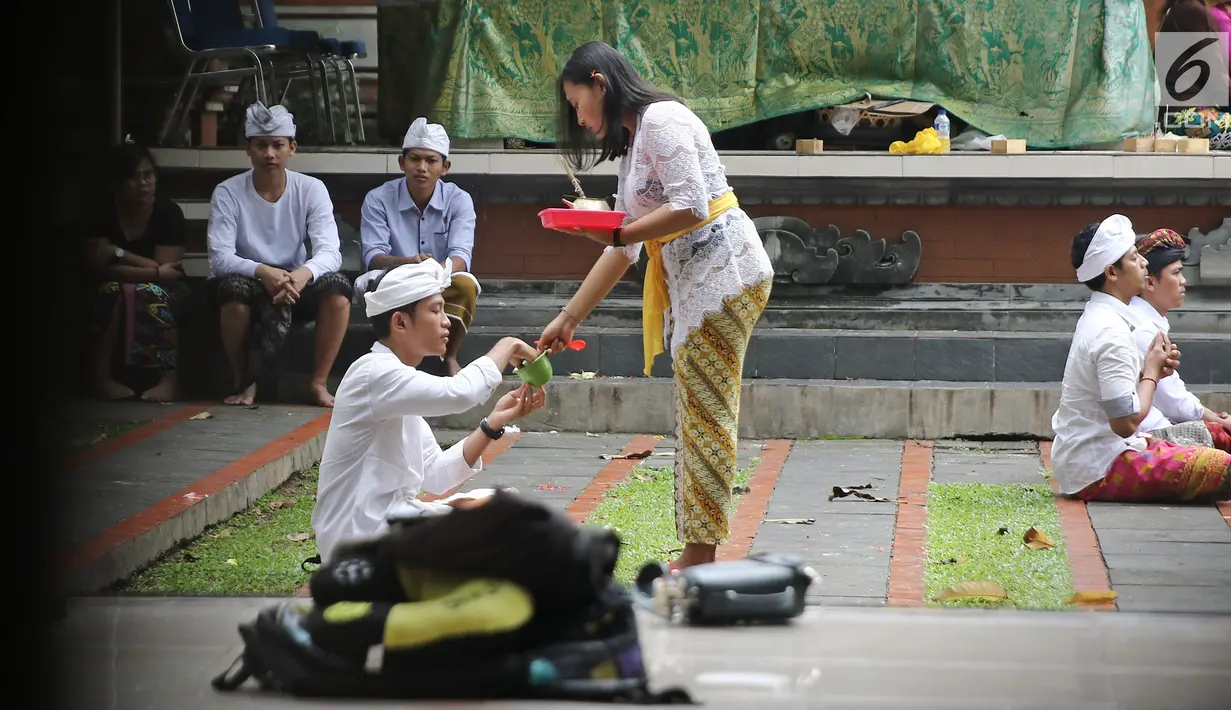 Sejumlah umat Hindu melakukan sembahyang di Pura Aditya Jaya, Jakarta, Sabtu (17/3). Sembahyang tersebut dilakukan untuk perayaan Hari Raya Nyepi Tahun Baru Saka 1940. (Liputan6.com/Herman Zakharia)