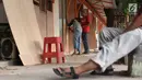 Seniman lukis memasang dinding lapak kios di Sentra Lukisan Pasar Baru, Jakarta, Jumat (16/11). Sejumlah seniman lukis mengeluhkan kondisi lapak Sentra Lukisan Pasar Baru. (Liputan6.com/Immanuel Antonius)
