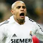 3. Roberto Carlos (Real Madrid) - Legenda timnas Brasil ini kesohor karena tendangan bebasnya yang fenomenal. Bek kiri Real Madrid mencetak 113 gol sepanjang karirnya. (AFP/Philippe Desmazes)