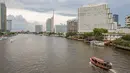 Sejumlah perahu berlayar di Sungai Menam di Bangkok, ibu kota Thailand, pada 7 September 2020. Bangkok memiliki banyak sungai dan kanal yang berliku-liku, sehingga membuat kota tersebut dijuluki "Venesia dari Timur". (Xinhua/Zhang Keren)