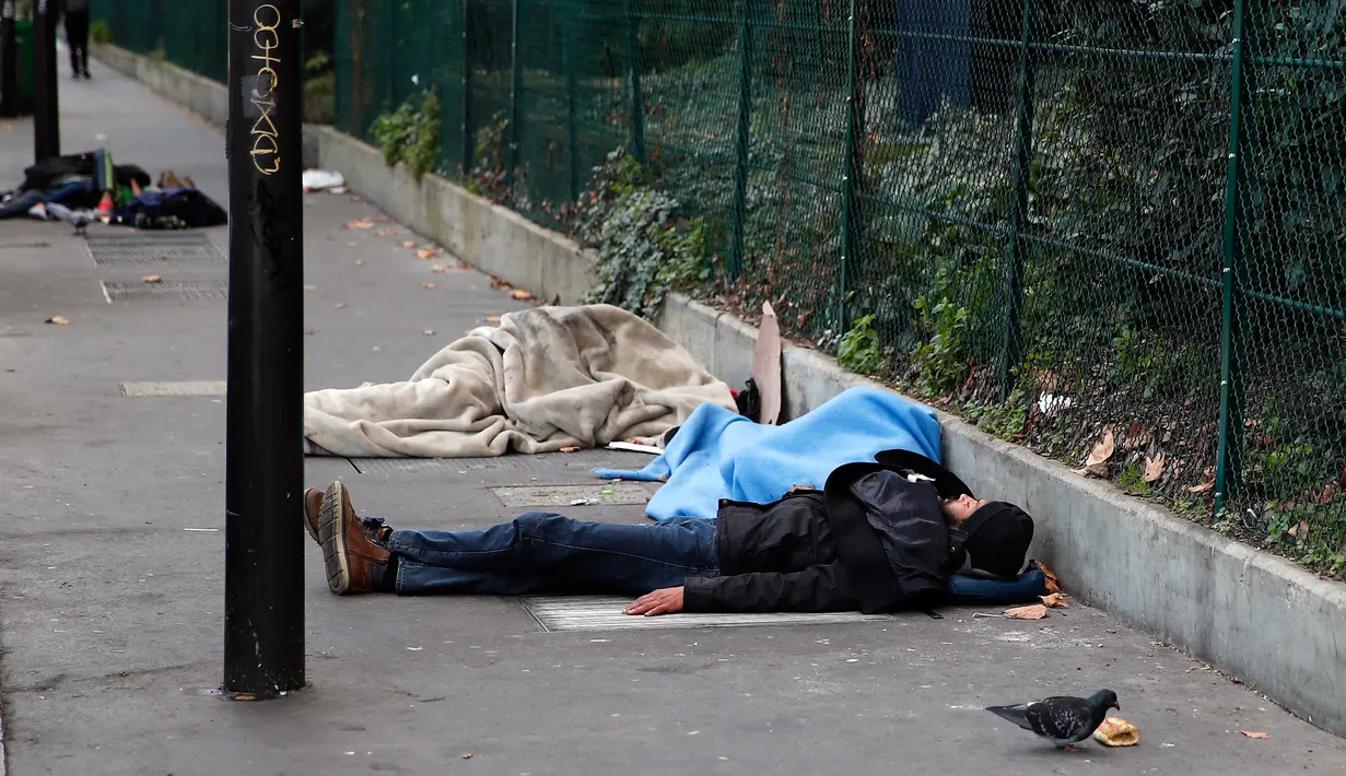 Para imigran tidur di jalanan Kota Paris, Prancis, Rabu (6/11/2019). Pemerintah Prancis menerima 122.743 permintaan suaka tahun lalu, naik 22 persen dari tahun sebelumnya. (AP Photo/Francois Mori)