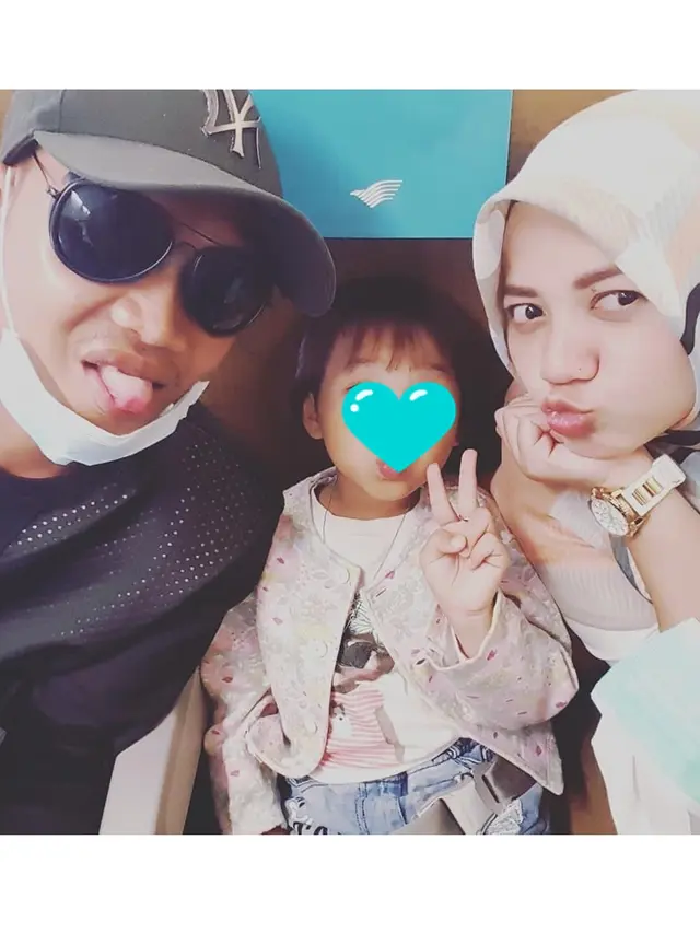 6 Potret Lawas Kurnia Meiga dan Istri, Kini Jualan Keripik Demi Sambung Hidup