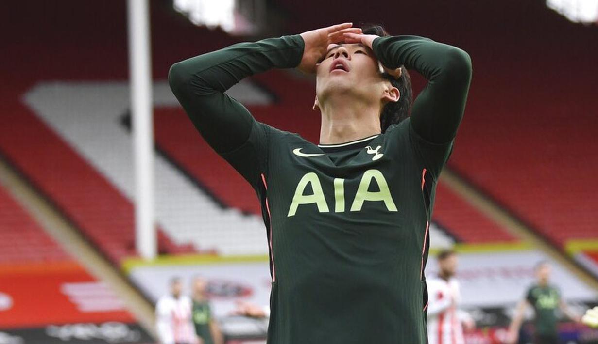 Penyerang Tottenham Hotspur, Son Heung-min, tampak kecewa usai gagal mencetak gol ke gawang Sheffield United pada laga Liga Inggris di Stadion Bramall Lane, Minggu (17/1/2021). Tottenham Hotspur menang dengan skor 3-1. (Stu Forster/Pool via AP)